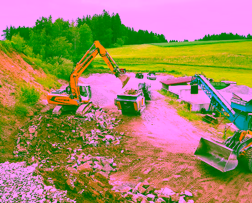 Recycling von Beton mit mobiler Brechanlage in der Kiesgrube.
