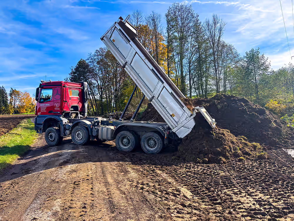 Lkw der Firma Brand aus Triftern lädt Bauaushub ab.
