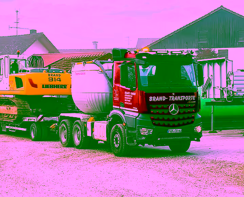 Transport von Baumaschinen.